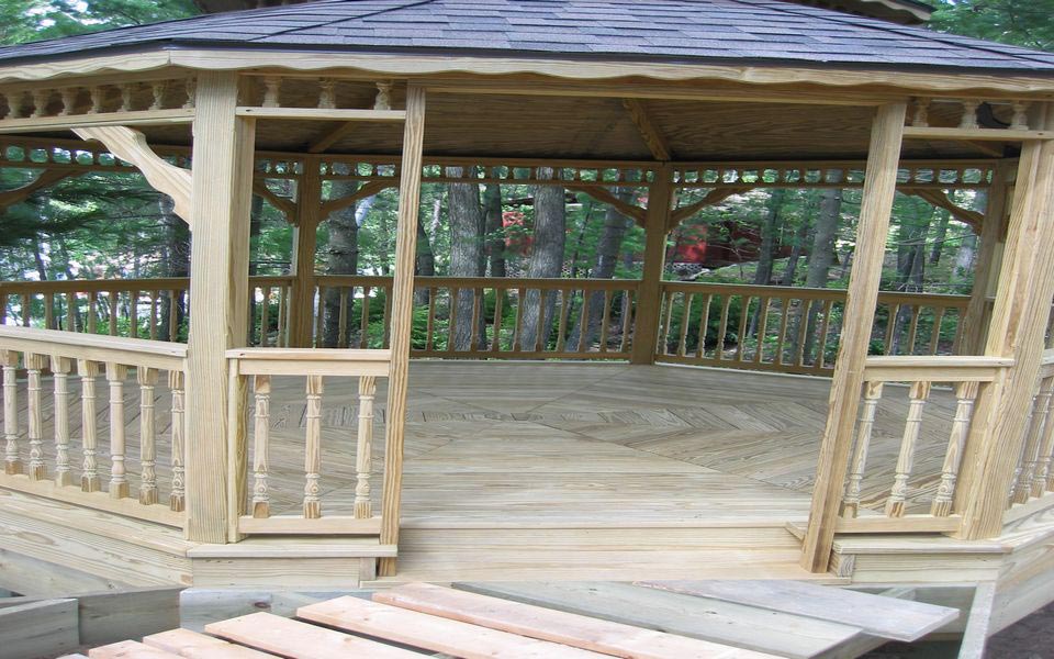 outdoor wooden gazebo build in Montreal